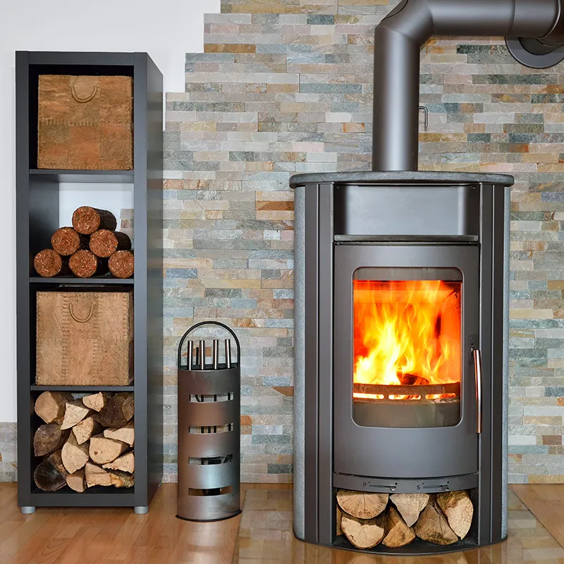 Poêle à bois en fonte avec rangement à bûches et briquettes