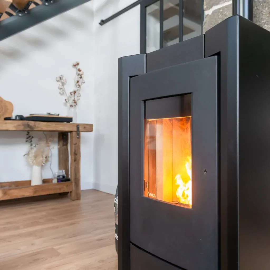 Poêle à granulés noir au design contemporain dans un salon lumineux